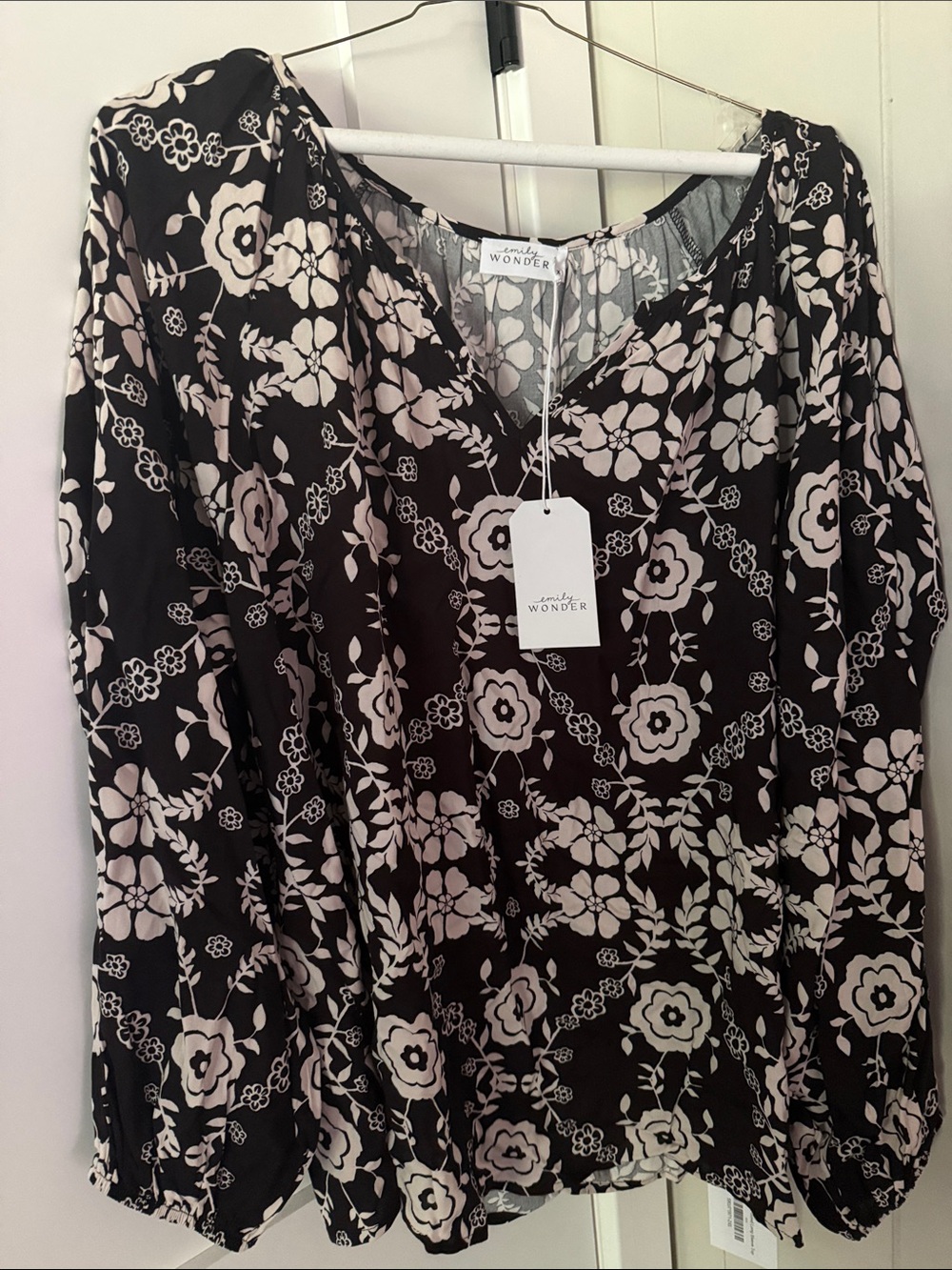 Wonder Floral V-Neck Long Sleeve Blouse in Black & Cream